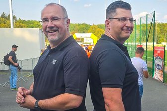 Sitzt Plauen in der Falle? Was aus Sicht des Vogtlandkreises gegen ein höheres Engagement für die Plauener Straßenbahn spricht - Wer ist der Größte? Plauens OB Steffen Zenner und Landrat Thomas Hennig (rechts) necken sich gern mal in der Öffentlichkeit. Jetzt müssen sie ein ernsthaftes Problem lösen.
