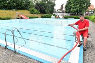 Sitzung des Stadtrates Großschirma zum Romanusbad Siebenlehn - Das Romanusbad Siebenlehn – hier ein Foto vom Juni mit Schwimmmeister Marcel Säurich – ist Thema im Stadtrat.