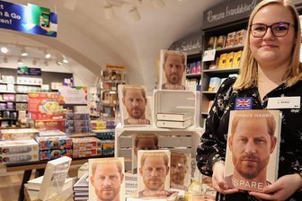 Skandal-Memoiren: Wo der Harry-Hype Westsachsen erfasst - Im Zwickauer Thalia wurden viel mehr Exemplare verkauft als erwartet, verrät Buchhändlerin Luisa Kölbel.