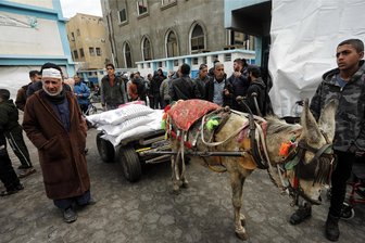 Skandal um UN-Palästinenserhilfswerk: Was Berlin und EU jetzt vom UNRWA  fordern - Vertriebene Palästinenser erhalten Säcke mit Mehl in der Schule des Hilfswerks der Vereinten Nationen für Palästina-Flüchtlinge (UNRWA) in Rafah im südlichen Gazastreifen. Israel hat behauptet, mehrere UNRWA-Mitarbeiter seien an dem Anschlag der Hamas am 7. Oktober beteiligt gewesen zu sein.
