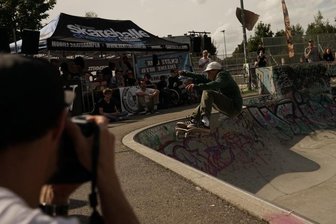 Skateboard-Fahrer weichen dem Regen aus - Viele Tricks und viel Spaß soll es vom 3. bis 5. September im Konkordiapark geben. 
