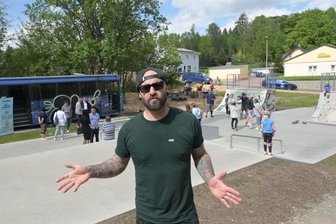 Skateranlage erhält Frischekur - Die Skateranlage im Gewerbegebiet Schneeberg ist zur Nutzung freigegeben. Frank Baumann vom Team der Mobilen Jugendarbeit Schneeberg lobte die guten Trainingsmöglichkeiten. 