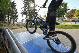 Skaterbahn soll noch 2021 saniert werden - Noch können Jugendliche auf der Skaterbahn in Mohsdorf fahren. Aber die Anlage soll noch dieses Jahr modernisiert werden. Das Bauamt hofft, dass ein zeitiger Wintereinbruch die Pläne nicht vereitelt.