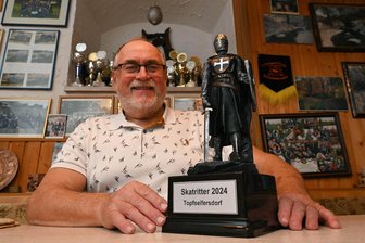 Skatritter 2024 steht fest: Turnierserie in Topfseifersdorf fand zum 29. Mal statt - Erhard Vogel, Initiator des Skatturniers, mit dem Skatritter.