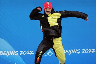 Skeletoni Axel Jungk: Ein Titel fehlt noch in der Sammlung - Ein prägendes Bild der Winterspiele 2022: Axel Jungk beim Sprung aufs Silberpodest.