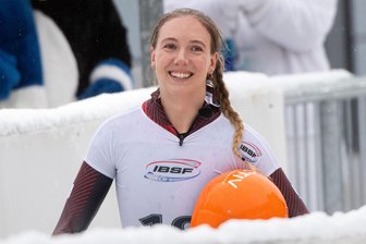 Skeletoni Susi Kreher strahlt nach Platz zwei beim Heimweltcup - Susanne Kreher lächelt im Ziel.