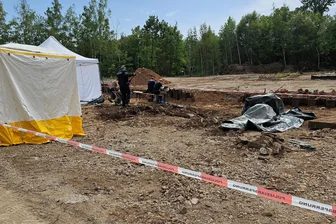 Skelett in Zwickau entdeckt: Was ist über den Fundort bekannt? - Kriminaltechniker haben vergangene Woche am Fundort des Skeletts nach Knochen und Zähnen gesucht.