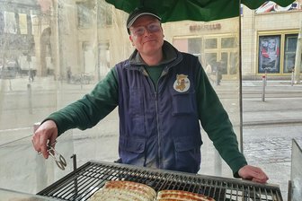 Skeptisch, abwartend, vorfreudig: Das sagen Chemnitzer zur Eröffnung der Kulturhauptstadt - Würstchenverkäufer David Richter freut sich auf das Ziehen der historischen Dampflok bei der Eröffnungsfeier.