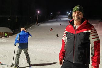Ski Ahoi im Erzgebirge: Wo sich schon der erste Lift dreht - Marek Plachy, Betreiber des Ski-Areals Potucky, hat gut lachen: Seit Dienstagabend stehen bei ihm die Wintersportler Schlange.