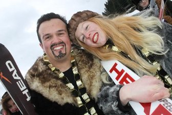 Ski-Fasching in Carlsfeld unter russischer Flagge - Die mit Gold behangenen Oligarchen haben gut zu lachen.