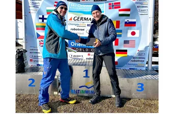 Ski-Orientierungslauf: Freiberger begrüßt in Bayern die besten Aktiven der Welt - Großes Dankeschön: Bernd Kohlschmidt (l.) aus Freiberg erhielt nach den Rennen in Reit im Winkl vom Schweizer Ratsmitglied Jürg Hellmüller die Erinnerungstrophäe der IOF (International Orienteering Federation).