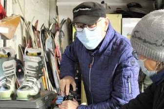Ski-Schnäppchenjagd im Sicherheitsmodus - Passt er oder passt er nicht? Lothar Wagler beriet bei der Skibörse Kerstin Wamser. 