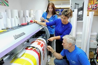 Ski-Trucks erhalten von Reichenbacher Firma neues Folienkleid - Digital wird hier in der Creativ Werbung Reichenbach eine weitere Folienbahn für den Wachs-Truck der Skilangläufer bedruckt. Im Bild (v. l.) Lara Seiler, Inhaberin Katrin Jaritz und Enrico Krahl. 
