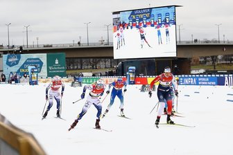 Ski-Weltcup am Elbufer:  Anne Winkler beste Deutsche und trotzdem frustriert - Die Schwedin Jonna Sundling (vorn mit Startnummer 1) feierte nach Verletzungspause in Dresden mit Platz zwei und eins einen traumhaften Einstand in den Weltcupwinter. 