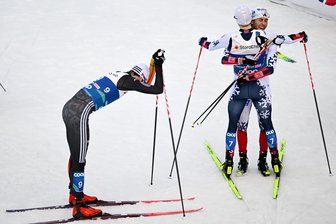 Ski-WM in Trondheim: Deutsch-norwegische Scharmützel, aber Kombinierer Jarl Magnus Riiber tritt als König ab - Die Norweger Jarl Magnus Riiber und Jörgen Graabak liegen sich in den Armen, während der drittplatzierte Vinzenz Geiger nach Luft schnappt.