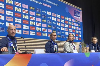 Ski-WM in Trondheim: Die Nordische Kombination bangt um Olympia - Weltverband plant neues Wettkampfformat - Pressekonferenz Nordische Kombination in Trondheim: Renndirektor Lasse Ottesen, FIS-Eventmanagerin Sandra Spitz, Kombiniererin Annika Malacinski und FIS-Medienkoordinatorin Sophie Hargesheimer.