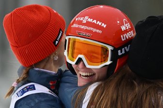 Ski-WM in Trondheim: Silbergeschmückte Selina Freitag mischt die Chronik ihrer Skisprungfamilie auf - Im Freudentaumel: Selina Freitag (Mitte) wird nach ihrem Finalsprung von den Teamgefährtinnen geherzt.