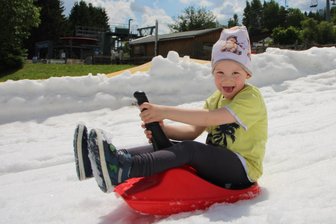 Skiarena Eibenstock begeistert mit spätem Winterspaß im Frühling - Auch die Jüngsten kommen in Eibenstock auf ihre Kosten.
