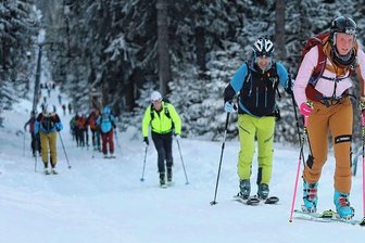 Skibergsteigen: Mit Tunnelblick den Koloss hinauf - Bergauf, bergab: Mit Helm und Kopflampe haben 89 Starter die Steigfellmetzelei am Fichtelberg in Angriff genommen. In der Szene auf dem Foto führtLisa Häckel - sie wurde mit 3:30 Stunden Zweite bei den Frauen - das Feld an, die Anstrengung ist ihr anzusehen.