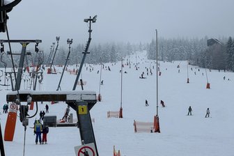 Skibetrieb am Fichtelberg eingeschränkt - Erst am vergangenen Freitag wurden die Lifte am Haupthang in Oberwiesenthal geöffnet.