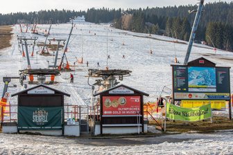 Skibetrieb am Fichtelberg geht weiter - Auch auf dem Hauptskihang in Oberwiesenthal sind noch Abfahrten möglich.