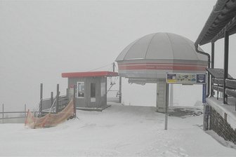 Skibetrieb am Fichtelberg zum Teil eingestellt - Die Vierersesselbahn fuhr wegen des starken Winds nicht. Auch die Fichtelbergbahn stellte den Betrieb ein.