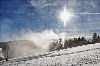 Skibetrieb im Erzgebirge nimmt weiter Fahrt auf: Lifte am Fichtelberg starten am Mittwoch - Seit einigen Tagen laufen die Schneekanonen am Fichtelberg. Dazu kam nun endlich auch der erhoffte Neuschnee. 