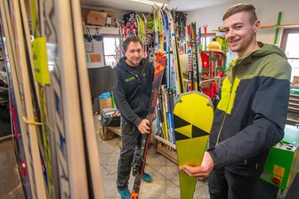 Skibörse lockt Wintersportfans nach Seiffen - Fabio Holler ließ sich von Mitarbeiter Martin Dlouhy (v. r.) beim Kauf von Alpinski beraten.