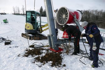 Skiclub Falkenau wird Opfer eines dreisten Diebstahls: Was bedeutet das für die Skisaison? - In Falkenau hat der Skiclub alles vorbereitet, doch dann kam das warme Wetter. Im Bild Vorstandsmitglied Tilo Henkelmann.