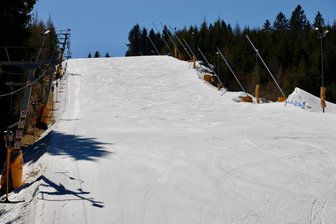 Skifahren im April? In diesem Grenzort im Erzgebirge geht noch was - Noch liegt gut ein Meter Schnee: In Potucky bei Johanngeorgenstadt geht noch was in Sachen Wintersport.