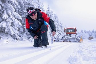 Skifahren in Sachsen: Im Erzgebirge locken zumindest Loipen - Das passt. Wilfried Ott war am Freitag im Fichtelberggebiet mit dem Pistenbully unterwegs, um Loipen zu spuren.