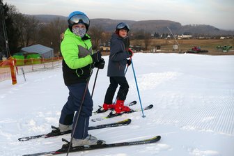 Skifahren noch vor dem Ferienansturm: Diese Lifte und Loipen in Freiberg und Flöha sind in Betrieb - Albert Gröbel (vorn) und Fritz Lorenz freuen sich, den Falkenauer Skihang zu befahren.