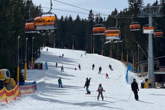 Skifahren zu Ostern? Im Erzgebirge wird es möglich - Skifahren bei Kaiserwetter und guten Bedingungen ohne viel Andrang? Am Keilberg war das am Samstag möglich.