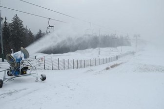 Skifahrer können auf das Wochenende hoffen - "Schnee Marsch" in Schöneck: Die Kanonen laufen.