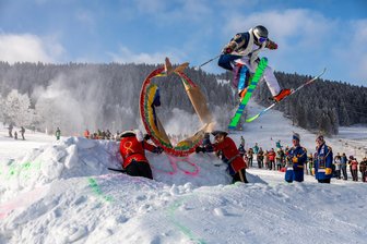 Skifasching am Fuße des Fichtelbergs zieht tausende Gäste an - Beim Skifasching in Oberwiesenthal gebührte dem Skikaiser, Christopher II., der Sprung durch den Ring.