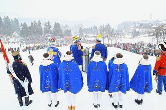 Skifasching Oberwiesenthal: Aufruf an Narren aus nah und fern - Der Skifasching in Oberwiesenthal lockt normalerweise Menschmassen an. So soll es in diesem Februar endlich wieder sein.