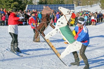 Skifasching zu Fuß: Holzhau stimmt am Wochenende auf die Karnevalssaison in Mittelsachsen ein - Weil Schnee zum Skifasching Holzhau wie hier im Jahr 2019 zur Glückssache geworden ist, gibt‘s dieses Jahr von vornherein einen Straßenumzug.