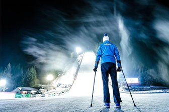 Skiflug-WM am Kulm: Wie der Österreicher Lukas Müller trotz Querschnittslähmung wieder das Laufen lernte - Lukas Müller im Januar 2018 an der Skiflugschanze am Kulm. Zwei Jahre zuvor war er bei einem Sturz als WM-Vorspringer schwer verunglückt. Skispringen ist in den letzten Jahren viel sicherer geworden. Stürze – erst recht mit schweren Verletzungen – kommen seltener vor. Das Risiko fliegt aber immer mit.