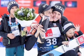 Skiflugfinale in Planica: Warum das Märchen um Peter Prevc noch nicht zu Ende sein muss - Peter Prevc mit einem Sieg und der Familie auf Abschiedstour.