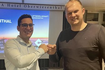 Skigebiet am Fichtelberg: So viele Millionen muss der Investor dafür zahlen - In den Verkaufsverhandlungen ist offenbar nicht immer so freundschaftlich zugegangen wie hier zwischen LGO-Chef Constantin Gläß und Bürgermeister Jens Benedict (r.) während einer früheren Veranstaltung. Am Ende aber wurde man sich einig.