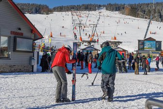 Skigebiet am Fichtelberg: Überraschung kurz vor Heiligabend - Die neue Anlage soll die alten Schlepplifte am Hauptskihang ersetzen.