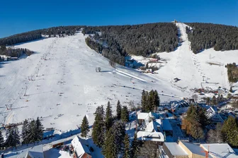 Skigebiet am Fichtelberg wird privatisiert: Die Stimmen und Reaktionen - Mit dem Kauf der Fichtelberg-Schwebebahn GmbH übernimmt die Unternehmerfamilie Gläß aus dem Vogtland das komplette Skigebiet.