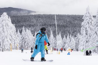 Skigebiet am Keilberg kündigt Saisonende an: Doch noch geht was im Erzgebirge - Am Keilberg - das Foto entstand Ende 2024 - ist noch Skifahren möglich.