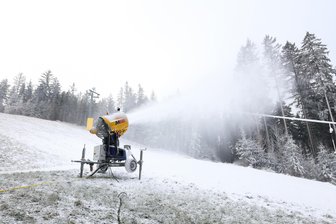 Skigebiet Erlbach Kegelberg startet am Silvestertag in die Saison - Die Hangbeschneiung mit Schneekanonen im Skigebiet Erlbach Kegelberg kurz vor dem dritten Advent.