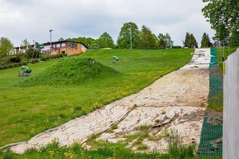 Skihang Augustusburg: Über einst gefeierte Innovation wächst jetzt Gras - 12. Mai 2022: Gut zwei Jahre nach Inbetriebnahme ist die textile Abfahrtspiste mit Liftspur auf dem Augustusburger Skihang nicht mehr nutzbar. Skibetrieb war wegen der Coronapandemie kaum möglich. Die Matten müssten gereinigt und neu verankert werden. Dazu soll es Gespräche geben. 
