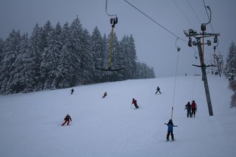 Skihang im Erzgebirge nach zwei Wochen Pause wieder für Skifahrer bereit - Am Carlsfelder Hirschkopf sind Abfahrt und Slalom wieder möglich.