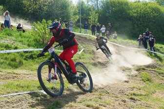 Skihang reloaded: Mountainbiker begeistern in Zschopau mehr als 700 Zuschauer - In der E-Bike-Klasse hatte Kevin Lindner (links) immer die Nase vorn.
