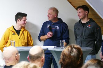 Skilangläufer aus dem Erzgebirge fiebern Junioren-WM entgegen - Jonas Müller (links) und Toni Rollinger, die beim Vorjahresempfang von Trainer Danilo Schneeweiß (Mitte) interviewt wurden, starten ab Montag bei der Junioren-WM.