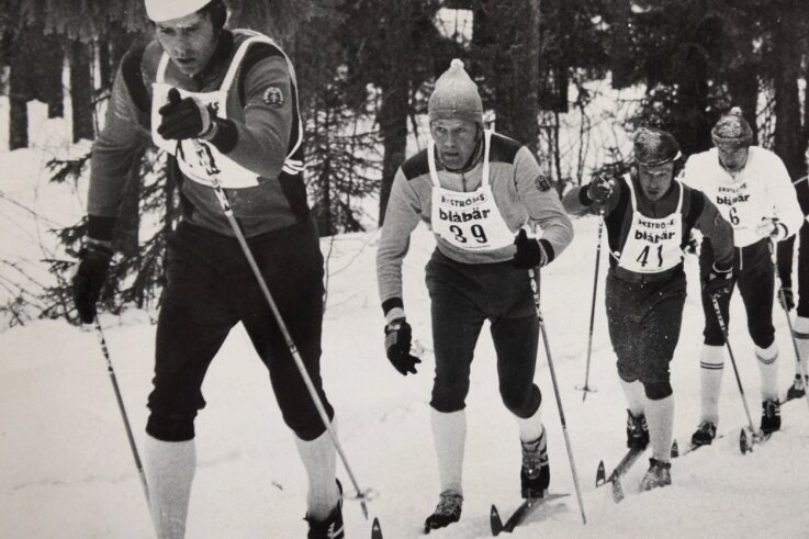 Skilangläufer skizzieren Spezielles - Immer am ersten Wochenende im März ist in Schweden Aufruhr wegen der Wasalaufzeit. 1975 gewann Gert-Dietmar Klause (vorn) als erster Mitteleuropäer dieses 90 Kilometer lange Skirennen. Kurz nach diesem Schnappschuss rief Gerhard Grimmer (2. v. l.) damals seinem führenden Mannschaftskollegen zu: "Hau ab!" Klause tat es - und gewann.