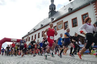 Skilangläufer und Fußballer dominieren 3. Marienberger Stadtlauf - Am Start herrschte noch dichtes Gedränge, doch rasch zog sich das Feld auseinander.